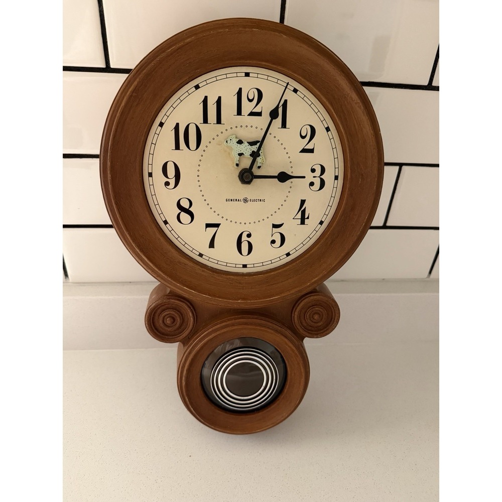 Vintage General Electric GE wall clock MODEL 2589 Cottage Core Kitschy Nice Cow